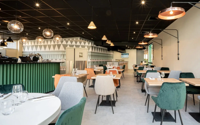 PoMo Hotel & Restaurant