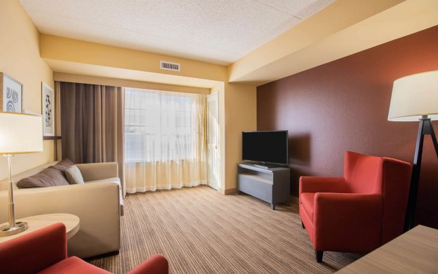 Comfort Inn & Suites St. Paul Northeast