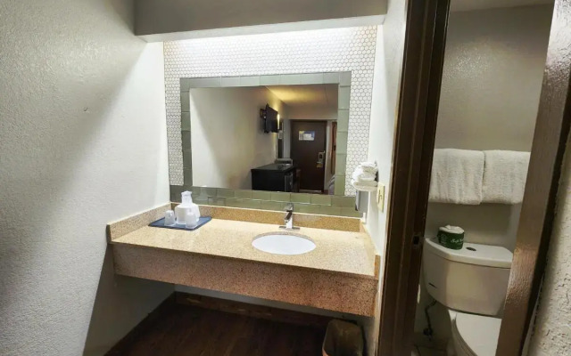 Americas Best Value Inn & Suites Little Rock at Scott Hamilton Dr