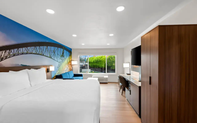 Clarion Pointe Hotel