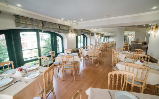Delphi Art Hotel