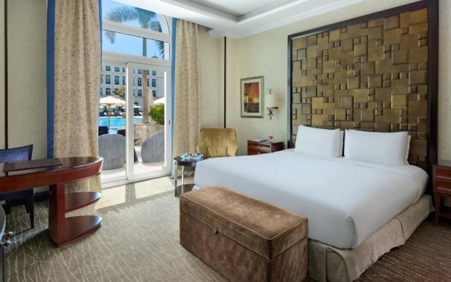 Royal club room with pool view — фото 1