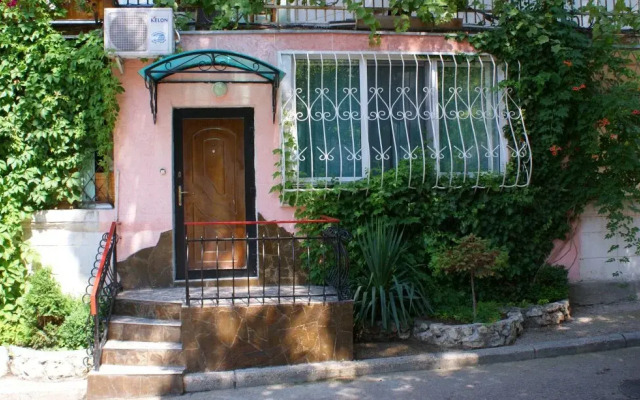 Na Novorossiyskoy 18 Apartment