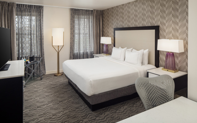 DoubleTree Suites by Hilton Hotel Detroit Downtown - Fort Shelby