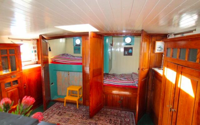 A351 Bed & Breakfast Studio on a Houseboat
