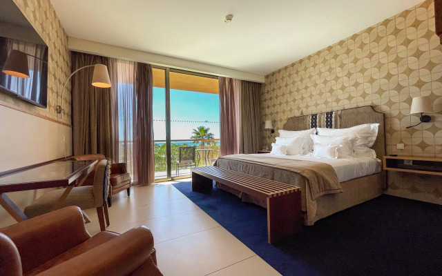 Wine & Books by the Sea