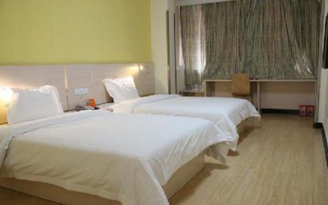 Songchao Bianjing Hotel (Kaifeng Drum Tower Square)