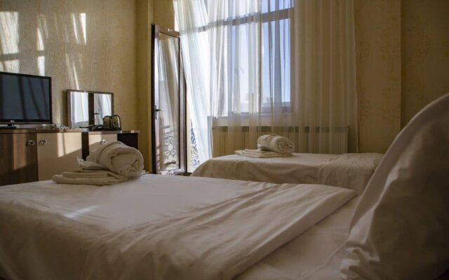 Astola Hotel