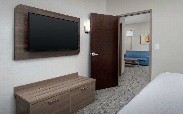 Holiday Inn Express & Suites Knoxville-Clinton, an IHG Hotel