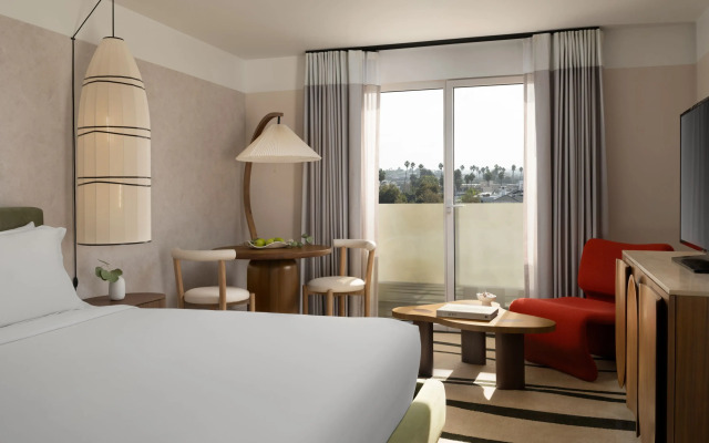 Sandbourne Santa Monica, Autograph Collection