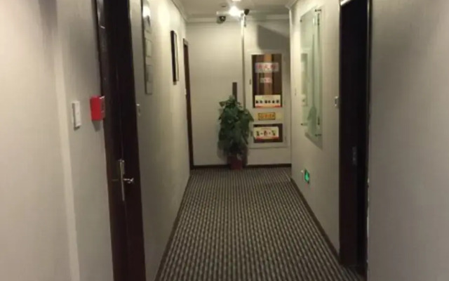 Super 8 Shilu E Jie Qu