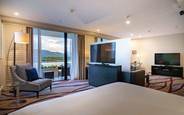 Hilton Cairns