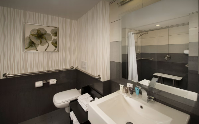 Отель Skybridge Seattle Airport