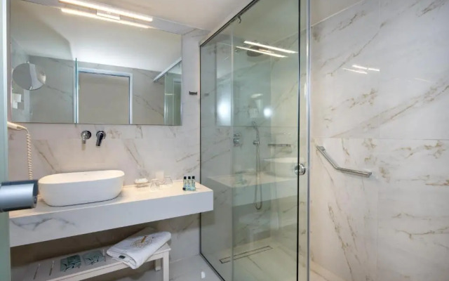 Vantaris Luxury Beach Resort
