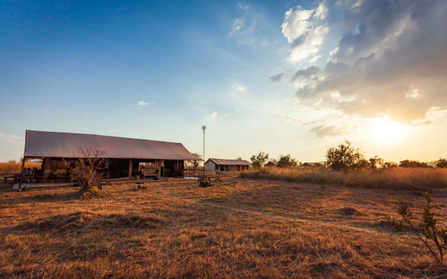 Gnu Mara River Camp