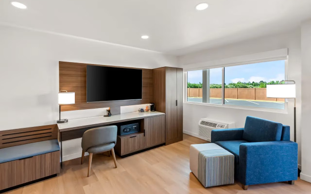 Clarion Pointe Hotel