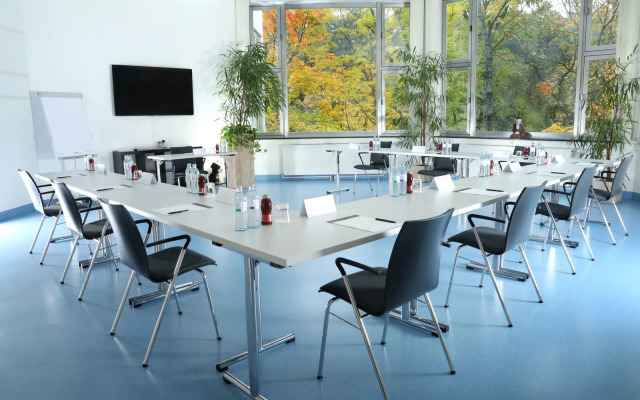 College Garden Hotel