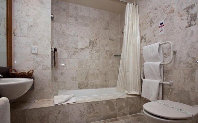 Camelot Cathedral Square Hotel