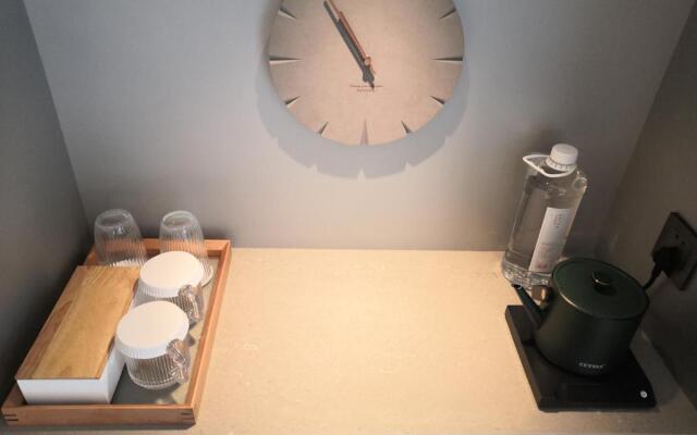 Zhengzhou East Railway Station Crossing Hotel