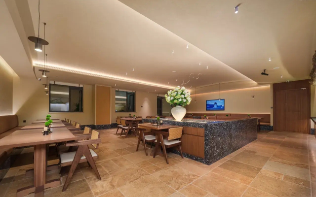 Dalian Xinghai Square Century City Sculpture Sea View Atour Hotel