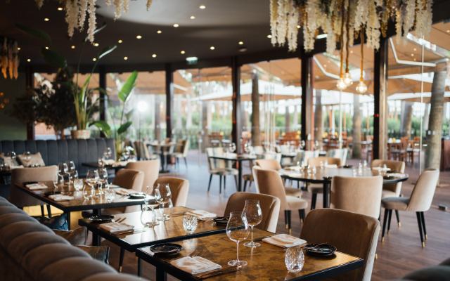 Wine & Books by the Sea