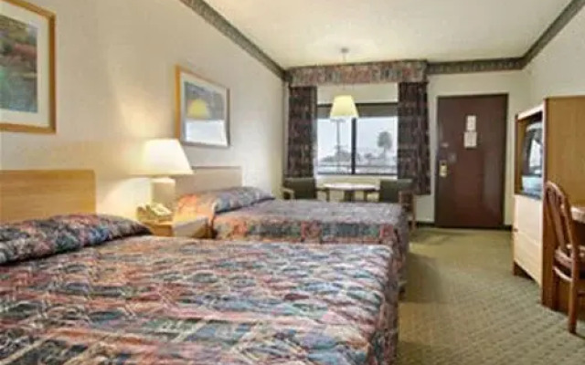 Travelodge by Wyndham Commerce Los Angeles Area