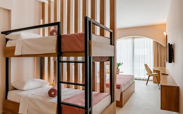 Olivia Palm Hotel