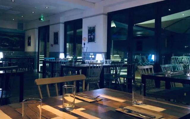 Oaklands Hotel