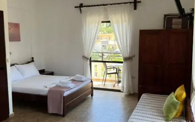 Zourpos Studios & Apartments