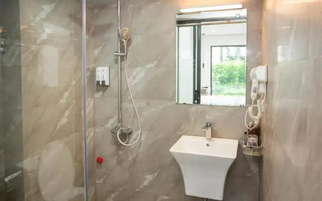 Hanoi Lake View Hotel & Travel