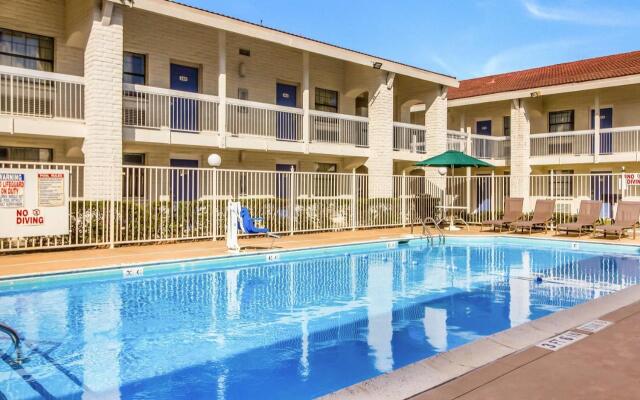 Motel 6 Baytown, TX - Garth Rd