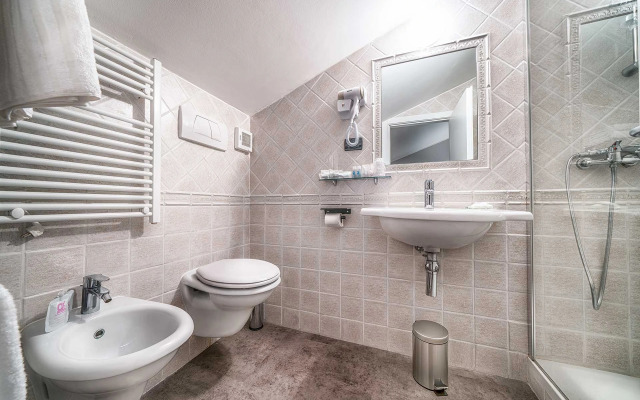 Отель Varese Roma