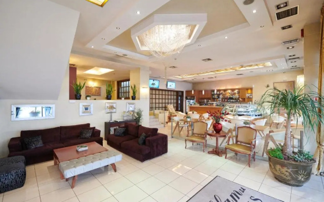 Crystal City Hotel