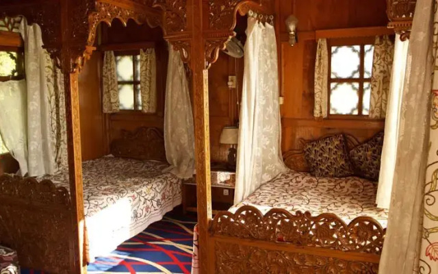 Houseboat Heaven Breeze