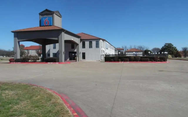 Motel 6 Ennis, TX