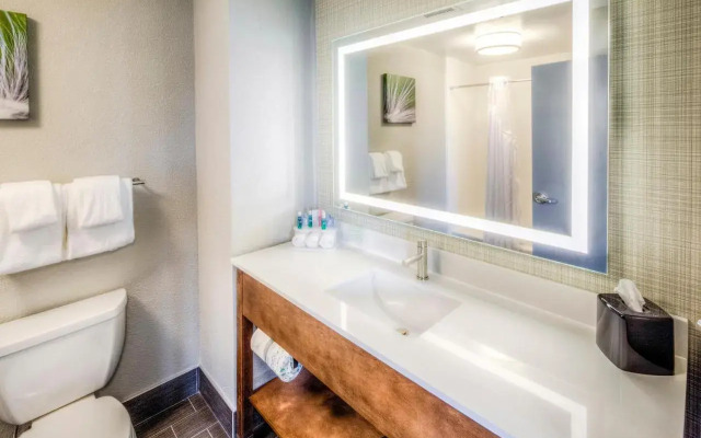 Holiday Inn Express & Suites Cleveland West - Westlake by IHG