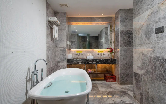 Yunnan Lishui Yunquan Hotel (Yunshida South High-speed Railway Station)