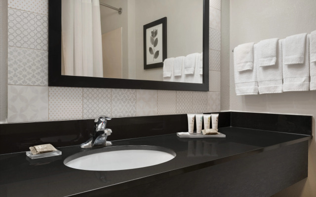 Country Inn & Suites by Radisson, Brookings, SD