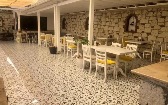 Alacati Albatross Hotel