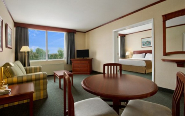 Travelodge Hotel by Wyndham Montreal Airport