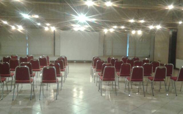 Los Alerces Hotel Cabañas Y Salones