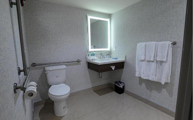 Holiday Inn Express & Suites Toronto Airport West by IHG