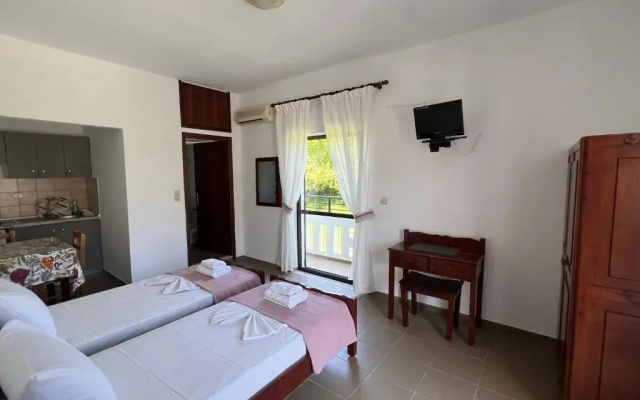Zourpos Studios & Apartments