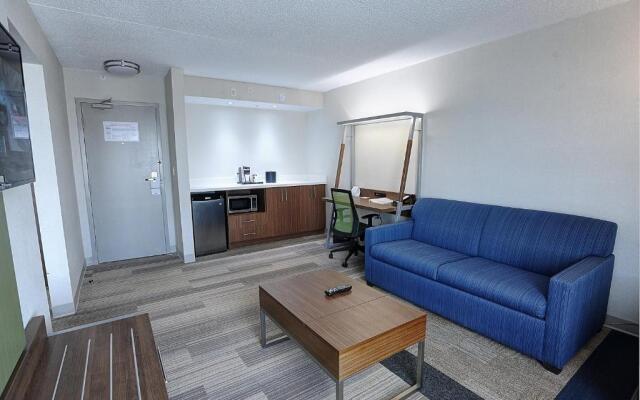 Holiday Inn Express & Suites Toronto Airport West by IHG