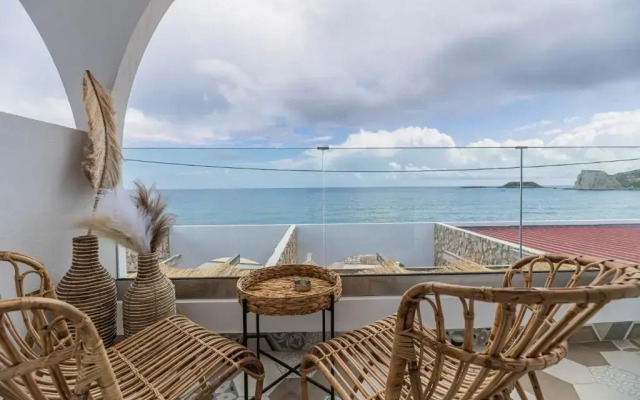 Delfini Beach Hotel
