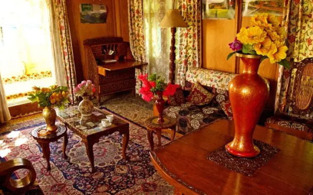 Houseboat Heaven Breeze