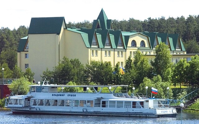 Emmaus Volga Club Country Hotel