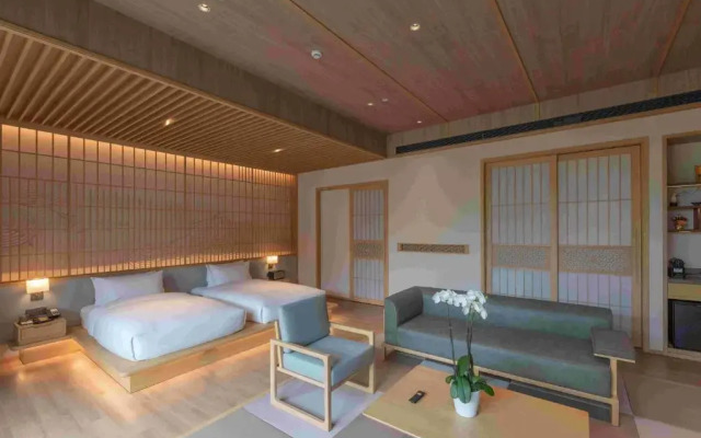 Hyakumangoku Onsen Hotel