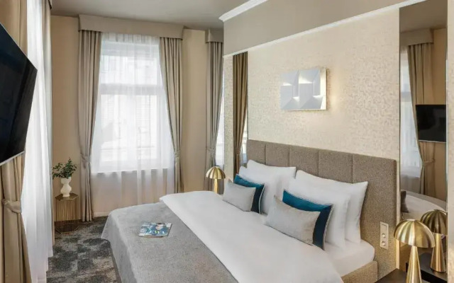 Hotel Maestro by Adrez