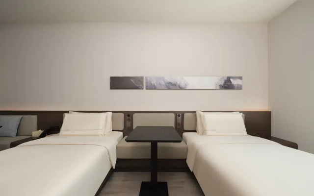 Dalian Xinghai Square Century City Sculpture Sea View Atour Hotel